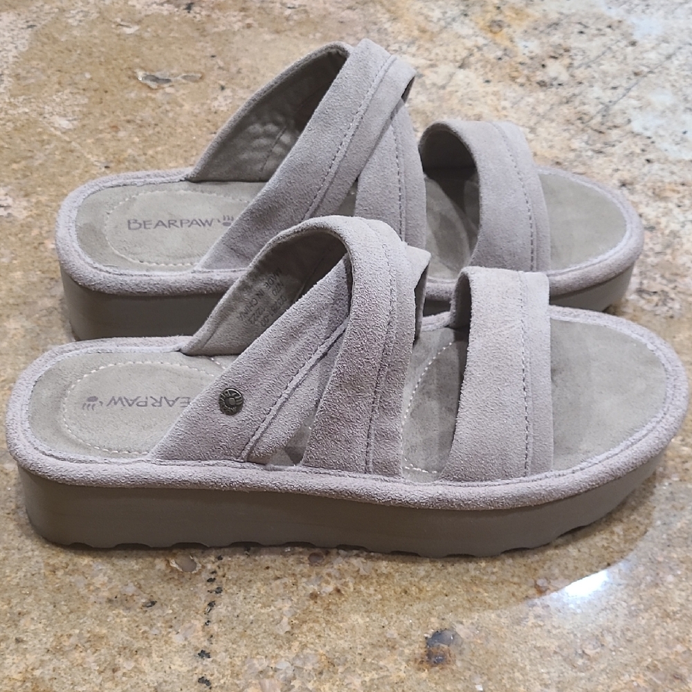 BearPaw Women's Light Gray Beige Suede Sandals Size 11‎